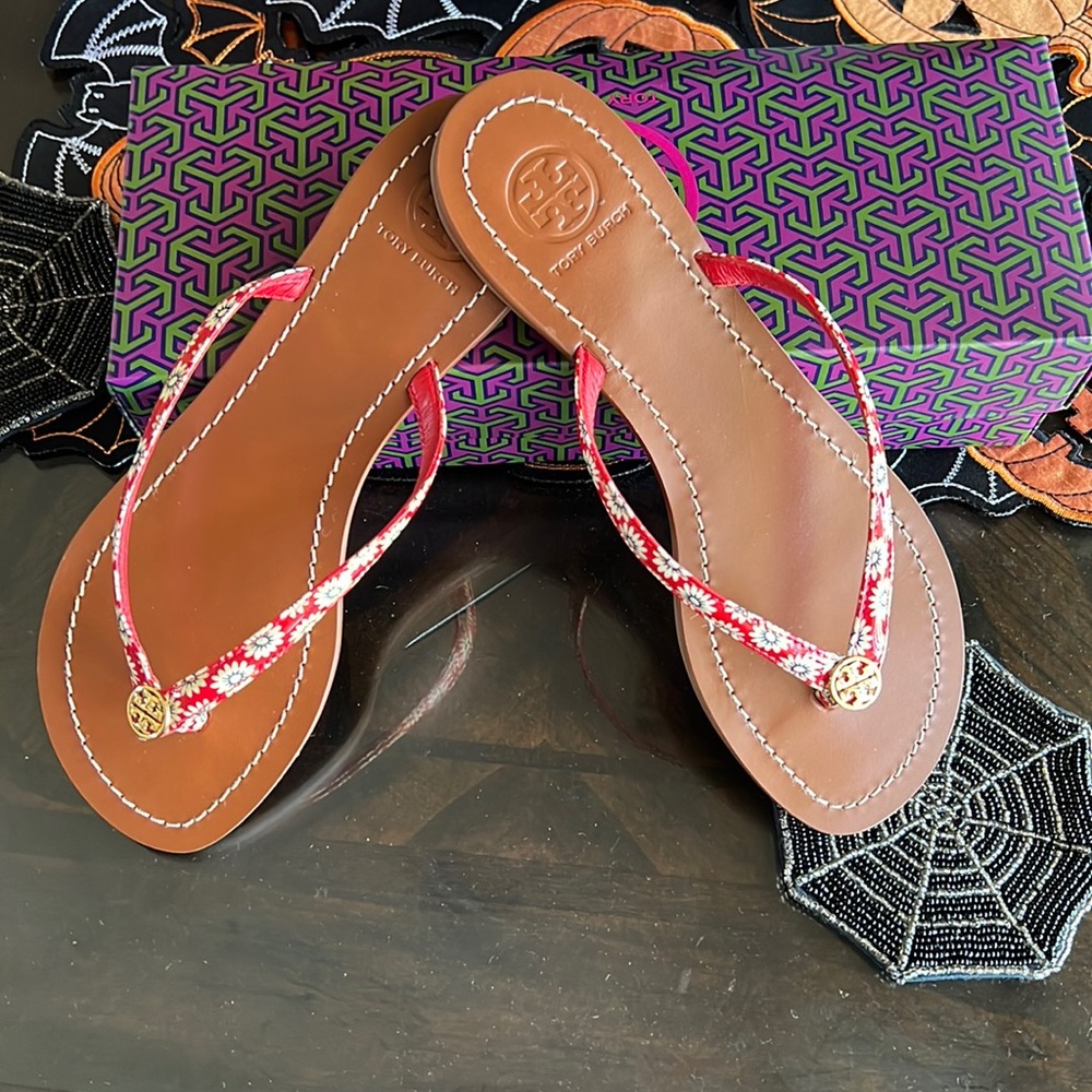 Tory Burch size 7 sandals. Red, white and navy blue
Box provided